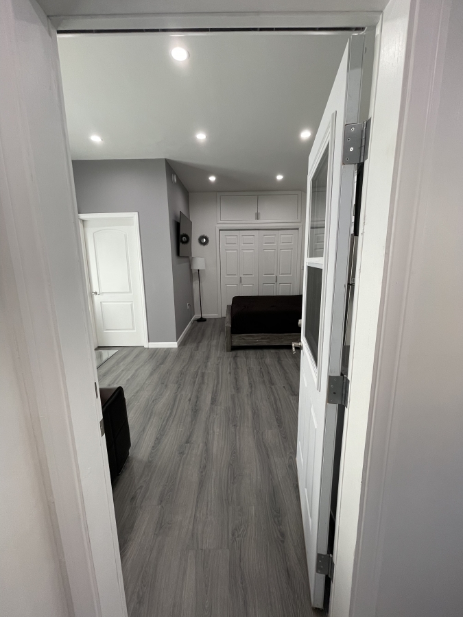 Back House for Rent Close to Burbank Border Վարձով է Տրվում