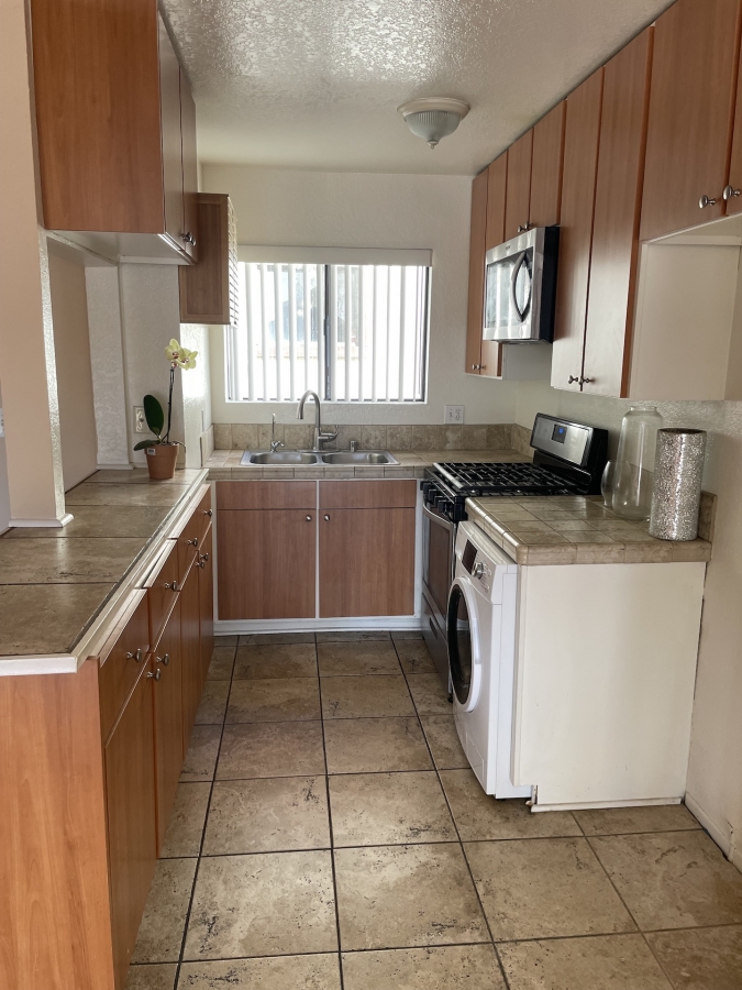 Townhouse Style Apartment in Glendale, Above Glenoaks Townhouse Style Բնակարան Գլենդելում