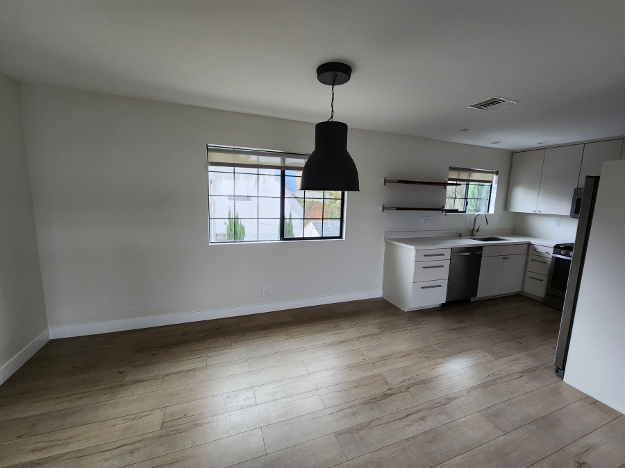 PRIME BURBANK LOCATION, FULLY RENOVATED UPPER APT, CENTRAL AC, SS APPLS