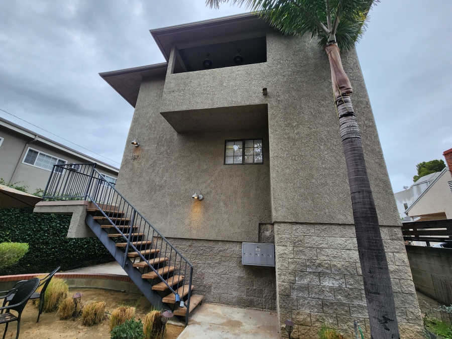 PRIME BURBANK LOCATION, FULLY RENOVATED UPPER APT, CENTRAL AC, SS APPLS