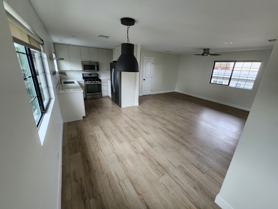 PRIME BURBANK LOCATION, FULLY RENOVATED UPPER APT, CENTRAL AC, SS APPLS