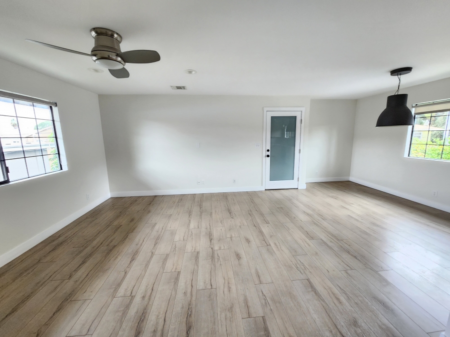 PRIME BURBANK LOCATION, FULLY RENOVATED UPPER APT, CENTRAL AC, SS APPLS