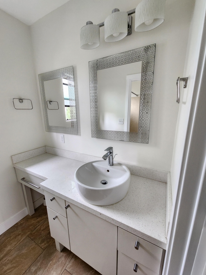 PRIME BURBANK LOCATION, FULLY RENOVATED UPPER APT, CENTRAL AC, SS APPLS