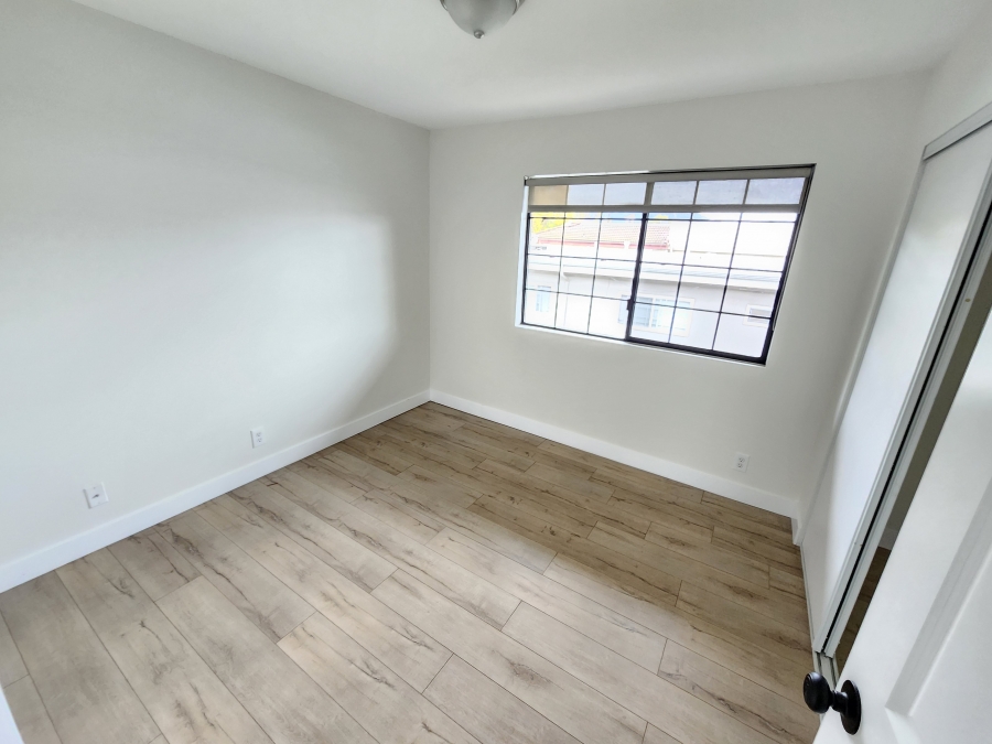 PRIME BURBANK LOCATION, FULLY RENOVATED UPPER APT, CENTRAL AC, SS APPLS