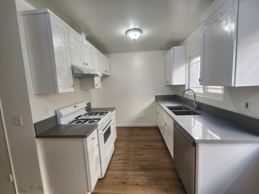 NORTH OF GLENOAKS, NEWLY RENOVATED APT, LAMINATE FLOOR, A/C, PARKING